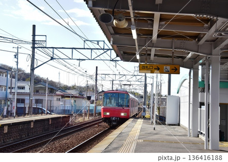 岡崎市　名鉄藤川駅のプラットホームと車両 136416188