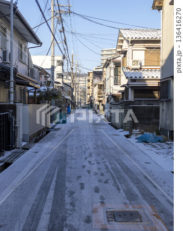 道路が凍結した住宅街の風景 136416270