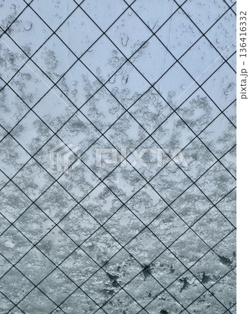 写真素材: 窓についた雪と水滴のイメージ 136416332