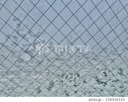写真素材: 窓についた雪と水滴のイメージ 写真素材: 窓についた雪と水滴のイメージ 136416333
