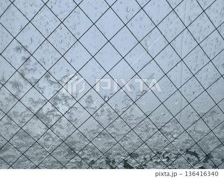 写真素材: 窓についた水滴のイメージ 136416340