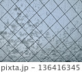 写真素材: 窓についた水滴のイメージ 136416345