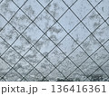 写真素材: 窓についた雪と水滴のイメージ 136416361