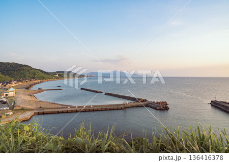 新潟　椎谷岬から見る日本海の夕景 136416378