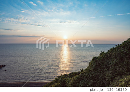 新潟　椎谷岬から見る日本海の夕景 136416380