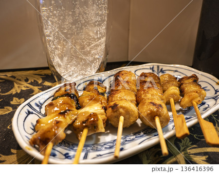 至福の晩酌、タレ輝く焼き鳥とハイボール 至福の晩酌、タレ輝く焼き鳥とハイボール 136416396