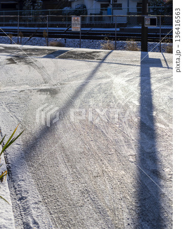 凍結した早朝の道路 凍結した早朝の道路 136416563