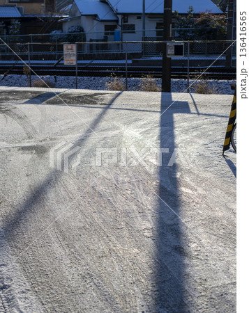 凍結した早朝の道路 凍結した早朝の道路 136416565