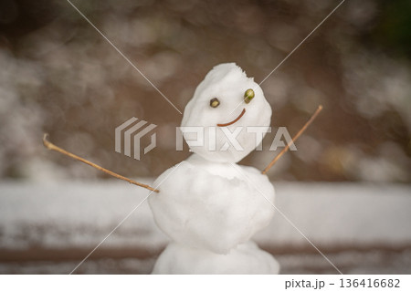 笑顔の小さい雪だるま 笑顔の小さい雪だるま 136416682