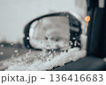 車のフロントガラスについた雪 136416683