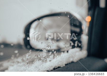 車のフロントガラスについた雪 136416683