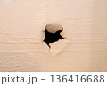 白い壁に穴が開いている写真 136416688