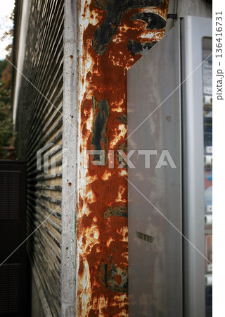 錆びたたばこの看板 136416731