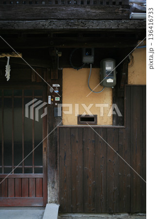 古い家屋の軒先 136416733