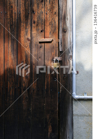 民家の古い木戸 136416739