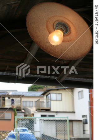 古い民家の軒下に吊るされた照明 136416740