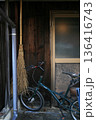 古民家の軒先の自転車 136416743