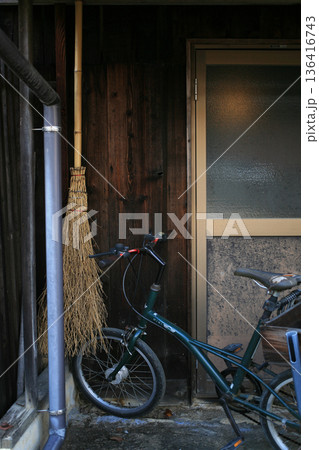 古民家の軒先の自転車 136416743