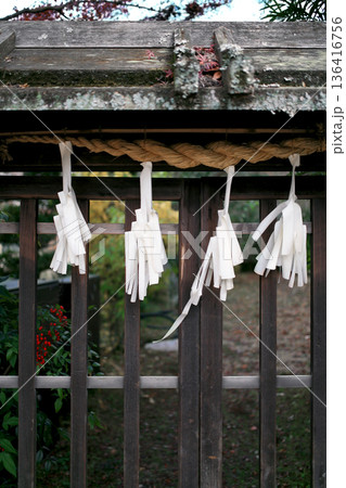しめ縄のある旧家 しめ縄のある旧家 136416756