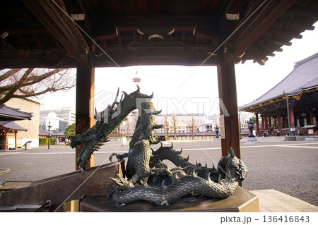 京都府　東本願寺・手水屋形の竜　京都市 下京区 常葉町　2022年2月 136416843