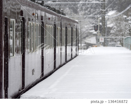 雪が積もった駅に停車する電車 雪が積もった駅に停車する電車 136416872