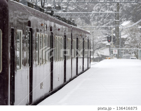 雪が積もった駅に停車する電車 雪が積もった駅に停車する電車 136416875