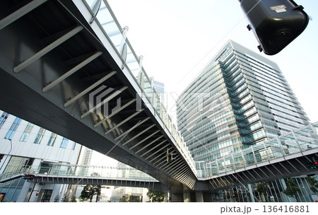 横浜駅東口側みなとみらいのビルと歩道橋の建物を見上げる 横浜駅東口側みなとみらいのビルと歩道橋の建物を見上げる 136416881