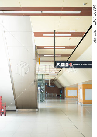 ジャカルタMRT駅構内の風景/近代的な都市鉄道インフラ(インドネシア) ジャカルタMRT駅構内の風景/近代的な都市鉄道インフラ(インドネシア) 136416894