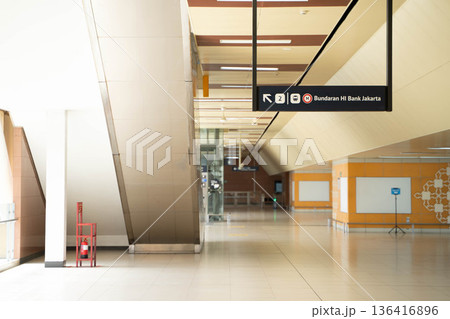 ジャカルタMRT駅構内の風景／近代的な都市鉄道インフラ(インドネシア) 136416896