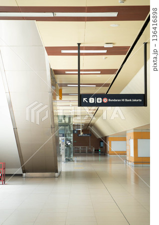 ジャカルタMRT駅構内の風景/近代的な都市鉄道インフラ(インドネシア) ジャカルタMRT駅構内の風景/近代的な都市鉄道インフラ(インドネシア) 136416898