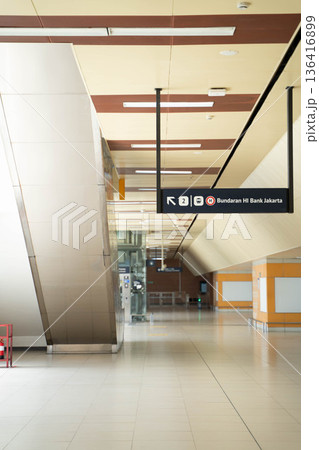 ジャカルタMRT駅構内の風景/近代的な都市鉄道インフラ(インドネシア) ジャカルタMRT駅構内の風景/近代的な都市鉄道インフラ(インドネシア) 136416899