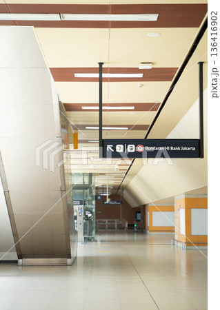 ジャカルタMRT駅構内の風景/近代的な都市鉄道インフラ(インドネシア) ジャカルタMRT駅構内の風景/近代的な都市鉄道インフラ(インドネシア) 136416902