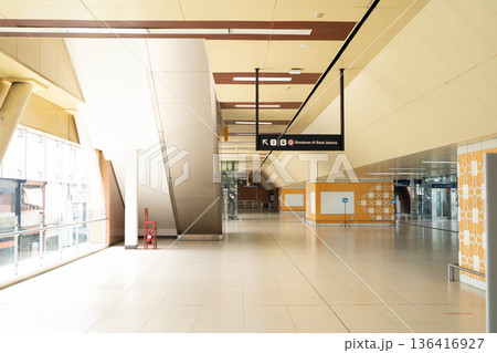 ジャカルタMRT駅構内の風景／近代的な都市鉄道インフラ(インドネシア) 136416927