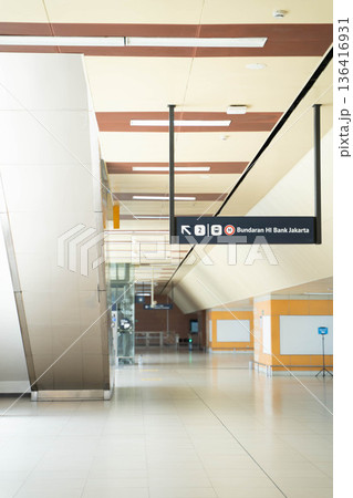 ジャカルタMRT駅構内の風景/近代的な都市鉄道インフラ(インドネシア) ジャカルタMRT駅構内の風景/近代的な都市鉄道インフラ(インドネシア) 136416931