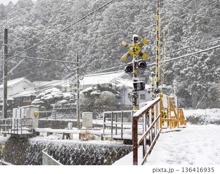 雪が積もる能勢電鉄妙見線の踏切 雪が積もる能勢電鉄妙見線の踏切 136416935