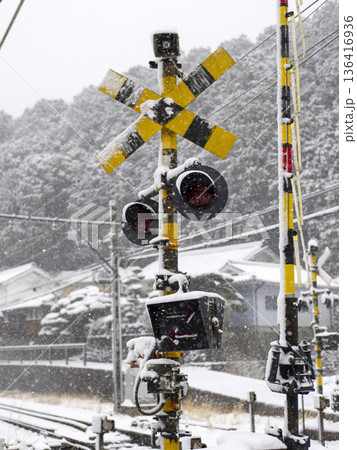 雪が積もる能勢電鉄妙見線の踏切 雪が積もる能勢電鉄妙見線の踏切 136416936