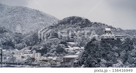 伊木山から見た国宝犬山城の雪景色 136416949