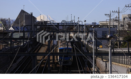 世田谷区立の公園「代田富士356広場」から見た富士山と小田急の電車 世田谷区立の公園「代田富士356広場」から見た富士山と小田急の電車 136417104