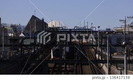 世田谷区立の公園「代田富士356広場」から見た富士山と小田急の電車 136417139