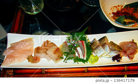 居酒屋の料理 136417179