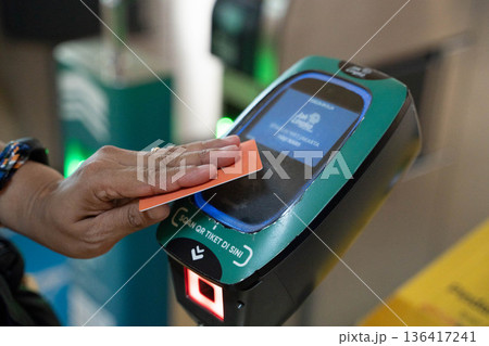 ジャカルタ MRT改札口でICカードをタップする手元 キャッシュレス決済イメージ ジャカルタ MRT改札口でICカードをタップする手元 キャッシュレス決済イメージ 136417241