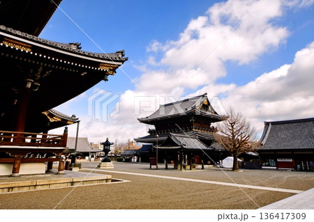 京都府　東本願寺・御影堂門（重要文化財） 京都市 下京区 常葉町　2022年2月 136417309