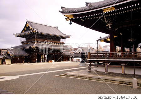 京都府　東本願寺・御影堂門（重要文化財） 京都市 下京区 常葉町　2022年2月 136417310