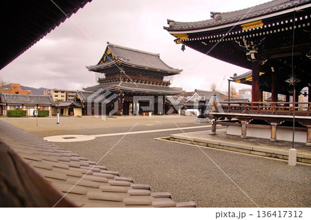 京都府　東本願寺・御影堂門（重要文化財） 京都市 下京区 常葉町　2022年2月 136417312