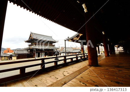 京都府　東本願寺・御影堂門（重要文化財） 京都市 下京区 常葉町　2022年2月 136417313