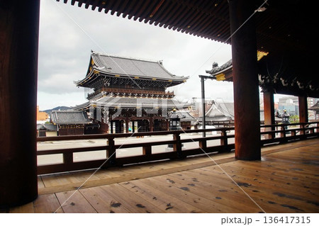 京都府 東本願寺・御影堂門(重要文化財) 京都市 下京区 常葉町 2022年2月 京都府 東本願寺・御影堂門(重要文化財) 京都市 下京区 常葉町 2022年2月 136417315