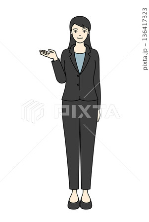 スーツ姿で紹介や案内のポーズをとる女性の全身イラスト 136417323