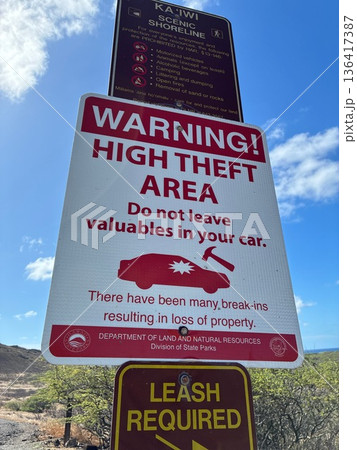 ハワイのマカプウ・ポイント・ライトハウス・トレイルの駐車場の警告 136417387