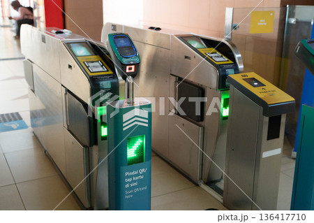 ジャカルタ　MRTの自動改札機　QRコード・ICカード対応システム 136417710