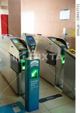 ジャカルタ　MRTの自動改札機　QRコード・ICカード対応システム 136417711